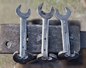 Op de afbeelding: Drie zilveren moersleutels met zwarte handvatten. De moersleutels zijn gelabeld met "BRITISH MADE", "CHAMBER & SURFACE" en "CHICAGO  TOOL  1/2".