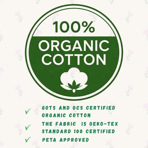 K&ouml;nnte beinhalten: Ein gr&uuml;nes kreisf&ouml;rmiges Grafik mit dem Text "100% ORGANIC COTTON" in Wei&szlig;. Darunter eine Baumwollpflanzenillustration. Der Text "GOTS AND OCS CERTIFIED ORGANIC COTTON", "THE FABRIC IS OEKO-TEX STANDARD 100 CERTIFIED" und "PETA APPROVED" sind ebenfalls enthalten.