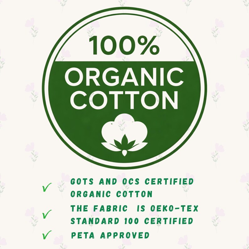 K&ouml;nnte beinhalten: Ein gr&uuml;nes kreisf&ouml;rmiges Grafik mit dem Text "100% ORGANIC COTTON" in Wei&szlig;. Darunter eine Baumwollpflanzenillustration. Der Text "GOTS AND OCS CERTIFIED ORGANIC COTTON", "THE FABRIC IS OEKO-TEX STANDARD 100 CERTIFIED" und "PETA APPROVED" sind ebenfalls enthalten.