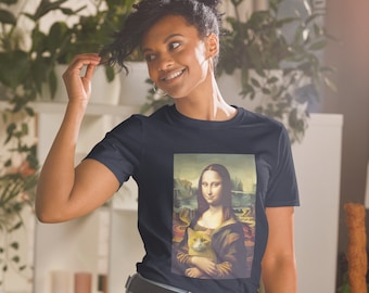 Peut inclure: Un t-shirt bleu marine avec un imprimé de la Joconde tenant un chat. Le chat est orange et blanc.