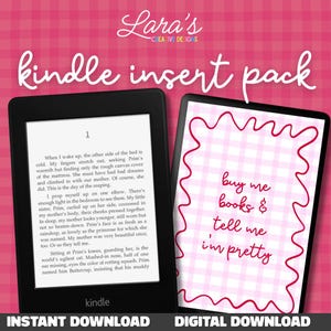 Peut inclure: Un lecteur Kindle noir affichant du texte d'un livre, à côté d'un téléchargement numérique avec un motif vichy rose et le texte "buy me books & tell me I'm pretty". L'image est pour un pack d'inserts Kindle.