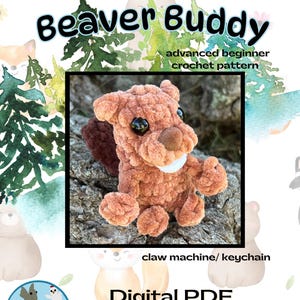 Puede incluir: Un patrón de crochet para un peluche de castor marrón con ojos negros y cola marrón. Se muestra el texto "No Sew Beaver Buddy" y "Descarga PDF digital". El patrón es para principiantes avanzados y se puede usar para máquinas de garras o llaveros.