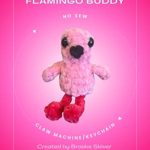 Könnte beinhalten: Rosafarbener Flamingo-Plüschtier mit schwarzen Augen und einem schwarzen Schnabel. Das Spielzeug ist gehäkelt und hat rote Beine. Der Text "FLAMINGO BUDDY NO SEW CLAW MACHINE/KEYCHAIN Created by Brooke Skiver @lilnellie knits" befindet sich auf dem Bild.
