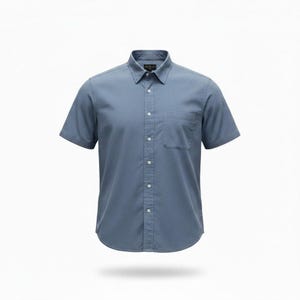 K&ouml;nnte beinhalten: Ein kurz&auml;rmeliges Hemd in ged&auml;mpftem Blau. Es hat einen klassischen Kragen, eine einzelne Brusttasche und wei&szlig;e Kn&ouml;pfe. Das Hemd ist aus einem glatten Stoff gefertigt und hat eine taillierte Passform.