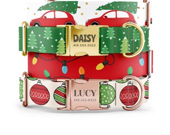 Può includere: Tre collari per cani a tema natalizio. Il collare superiore è verde con alberi di Natale bianchi e auto rosse. Il collare intermedio è rosso con luci di Natale bianche. Il collare inferiore è bianco con decorazioni rosse e verdi. Ogni collare ha una fibbia dorata o oro rosa con un nome personalizzato e un numero di telefono. La fibbia superiore dice "DAISY 419.555.0322" e la fibbia inferiore dice "LUCY 419.555.0322".