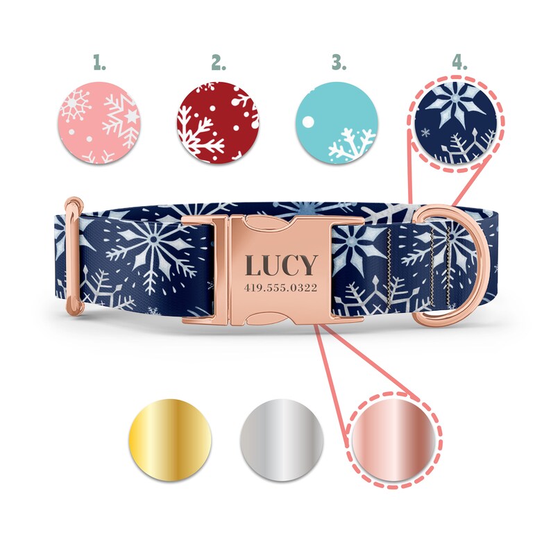 Peut inclure: Un collier de chien bleu avec un motif de flocon de neige blanc et une boucle en or rose. La boucle est grav&eacute;e du nom "LUCY" et du num&eacute;ro de t&eacute;l&eacute;phone "419.555.0322".