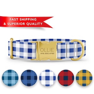 K&ouml;nnte beinhalten: Blau-wei&szlig;es Gingham-Hundehalsband mit einer goldenen Schnalle, auf der "OLLIE" und eine Telefonnummer stehen. Das Halsband wird mit f&uuml;nf verschiedenen Gingham-Mustern in Blau, Rot und Gelb gezeigt.