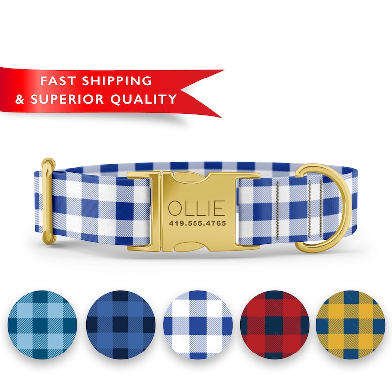 K&ouml;nnte beinhalten: Blau-wei&szlig;es Gingham-Hundehalsband mit einer goldenen Schnalle, auf der "OLLIE" und eine Telefonnummer stehen. Das Halsband wird mit f&uuml;nf verschiedenen Gingham-Mustern in Blau, Rot und Gelb gezeigt.
