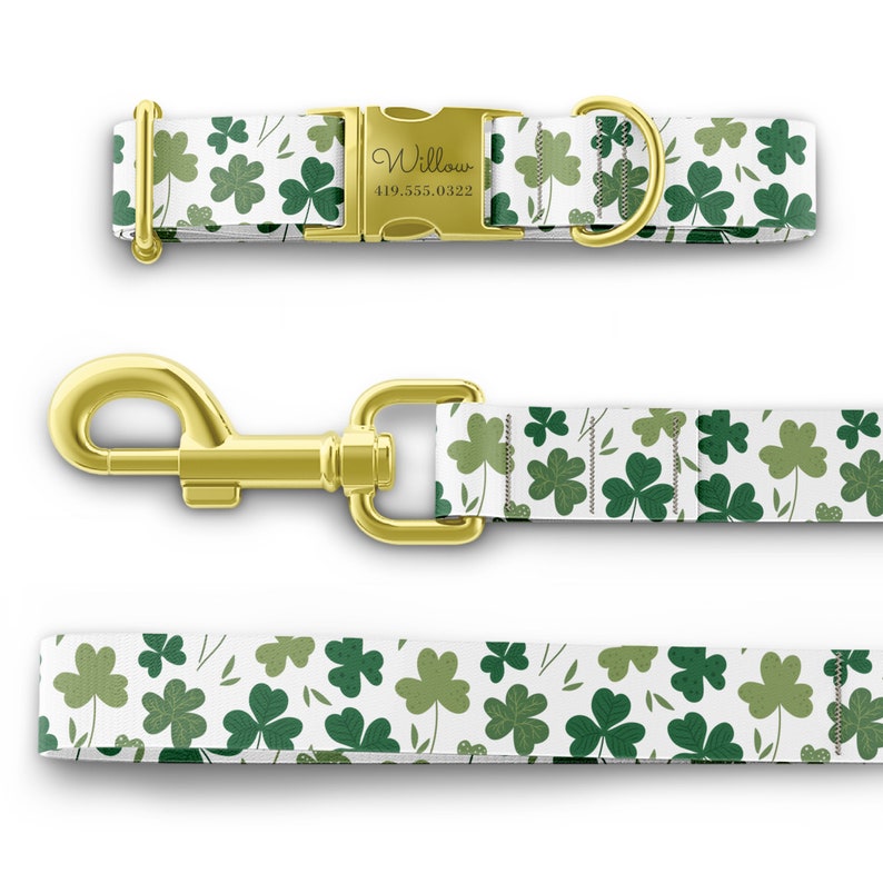 K&ouml;nnte beinhalten: Ein wei&szlig;es Hundehalsband und eine Leine mit einem gr&uuml;nen Kleeblatt-Muster. Das Halsband hat eine goldene Schnalle mit dem Namen "Willow" und einer eingravierten Telefonnummer.