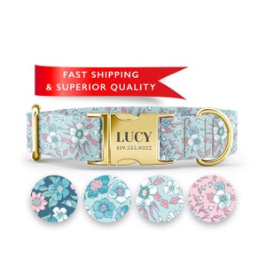 K&ouml;nnte beinhalten: Ein hellblaues Hundehalsband mit einem Blumenmuster und einer goldenen Schnalle. Die Schnalle ist mit dem Namen "LUCY" und einer Telefonnummer graviert. Das Halsband wird mit vier verschiedenen Blumenmustern gezeigt.