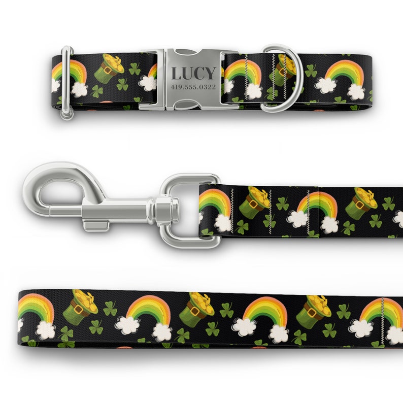 K&ouml;nnte beinhalten: Ein schwarzes und gr&uuml;nes Hundehalsband und eine Leine mit einem Regenbogen- und Leprechaun-Hut-Muster. Das Halsband hat eine silberne Schnalle mit dem Namen "LUCY" und der Telefonnummer "419.555.0322" eingraviert.