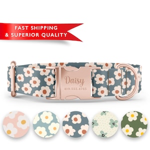 K&ouml;nnte beinhalten: Ein blaues und wei&szlig;es Blumenhundehalsband mit einer ros&eacute;goldenen Schnalle und einem personalisierten Namensschild mit der Aufschrift "Daisy 419.555.4765". Das Halsband wird mit f&uuml;nf verschiedenen Blumenmusteroptionen gezeigt.