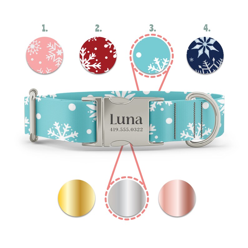 Peut inclure: Un collier pour chien bleu turquoise avec un motif de flocons de neige blancs et une boucle argent&eacute;e. La boucle porte le nom "Luna" et le num&eacute;ro de t&eacute;l&eacute;phone "419.555.0322" grav&eacute; dessus. Le collier est pr&eacute;sent&eacute; avec diff&eacute;rentes options de couleur pour la boucle et diff&eacute;rentes options de motif pour le collier.