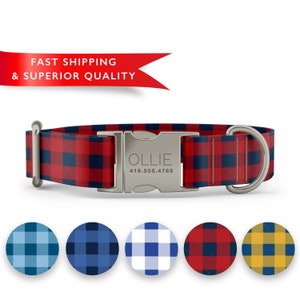 K&ouml;nnte beinhalten: Rotes und marineblaues kariertes Hundehalsband mit einer silbernen Schnalle. Die Schnalle tr&auml;gt den Namen "Ollie" und eine eingravierte Telefonnummer. Das Halsband wird mit f&uuml;nf verschiedenen Karomustern gezeigt.