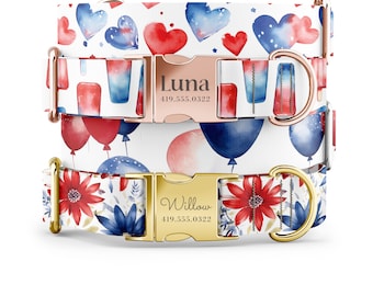 Puede incluir: Dos collares para perros con etiquetas de nombre personalizadas. El collar superior es blanco con un patrón de globos acuarela rojo, blanco y azul. El collar inferior es blanco con un patrón floral rojo. El collar superior tiene una hebilla de oro rosa con el nombre "Luna" y el número de teléfono "419.555.0322". El collar inferior tiene una hebilla dorada con el nombre "Willow" y el número de teléfono "419.555.0322".