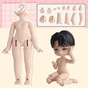 Puede incluir: Un cuerpo de muñeca de plástico de color carne con articulaciones y una cabeza separada. La muñeca se muestra con una variedad de partes intercambiables, incluyendo manos, pies y piernas.