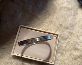 Vintage/Antique R &G co Silver bangle bracelet,4” round.