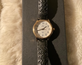 Working Timex Indiglo Watch Unisex 32mm Gold Tone Black Leather 1995‎ Vintage Vintage Timex Indiglo Classic Black/Gold WR | Mercari main image 3