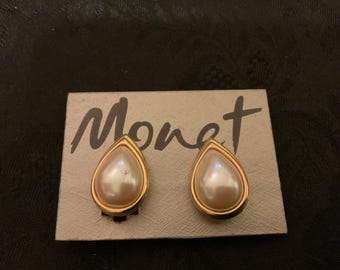 Pendientes con clip de perla Monet en forma de lágrima de 1” chapados en oro.