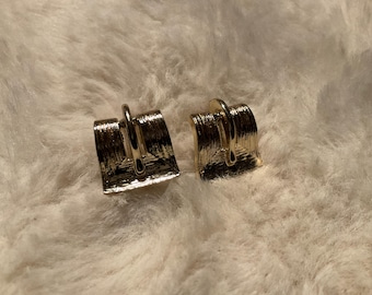Vintage LISNER Goldtone screw backs/ clip on earrings .unused