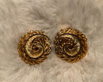 Vintage solid gold plated swirl clip on earrings.unused