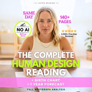 以下が含まれることがあります： THE COMPLETE HUMAN DESIGN READINGと題されたデジタルサービス広告。テキストには、SAME DAY、140+ PAGES、2,500+ Five Star Reviews、+ BIRTH CHART、+ 1 YEAR FORECAST、FULL BODYGRAPH ANALYSIS、および緑色のNO AI AI Free Zoneバッジが含まれています。