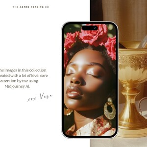 Puede incluir: Un retrato de cerca de una persona con piel oscura que lleva una corona de flores rojas. Los ojos de la persona est&aacute;n cerrados y est&aacute; mirando hacia arriba. La imagen est&aacute; en un marco de pantalla de tel&eacute;fono.