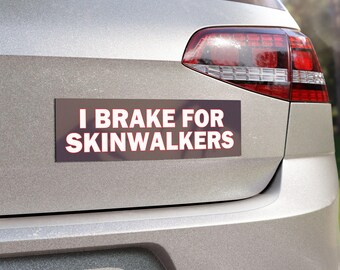Imán para parachoques "Freno por los Skinwalkers", calcomanía divertida y paranormal para autos, accesorio espeluznante para fanáticos de lo sobrenatural.
