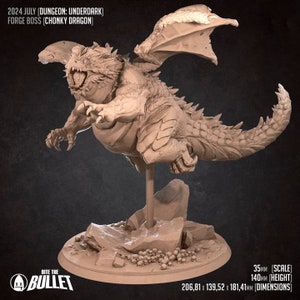 Puede incluir: Una miniatura de un dragón rechoncho impresa en 3D, pintada en color marrón claro. El dragón está en una pose de vuelo con las alas extendidas. La miniatura está a escala de 35 mm y tiene 140 mm de altura. La base de la miniatura está decorada con pequeñas calaveras.