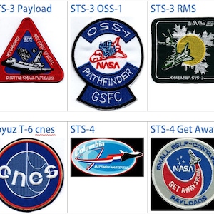 Puede incluir: Un collage de diez parches bordados, cada uno representando una misión espacial diferente. Los parches presentan una variedad de diseños, incluyendo naves espaciales, astronautas y banderas. Los parches son todos de diferentes colores y tamaños.
