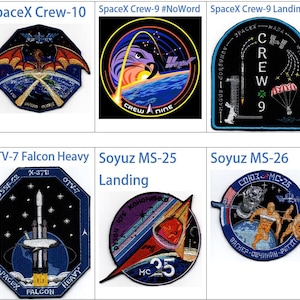 Puede incluir: Colección de parches bordados con diseños temáticos espaciales. Los parches incluyen el parche "Fram2" con figuras y texto, parches SpaceX Crew y parches Soyuz MS con varias ilustraciones y texto. Los parches son coloridos y detallados.