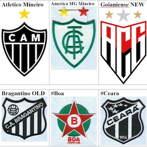 Peut inclure: Un collage de neuf patchs brodés représentant les logos de différentes équipes de football brésiliennes. Les patchs sont noirs, blancs, rouges, verts et jaunes. Les équipes comprennent ABC, Atletico Mineiro, America MG Mineiro, Goianiense NEW, Goianiense OLD, Red Bull Bragantino, Bragantino OLD, #Boa et #Ceara.