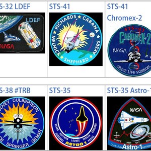 Könnte beinhalten: Eine Sammlung von neun NASA-Space-Shuttle-Missionsabzeichen. Die Abzeichen sind rund und zeigen verschiedene Designs, darunter das Space Shuttle, Sterne und Planeten. Die Abzeichen sind mit der Missionsnummer und dem Namen gekennzeichnet, z. B. STS-32, STS-41 und STS-35.