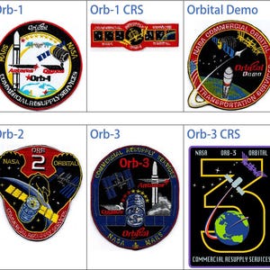 Könnte beinhalten: Eine Sammlung von neun gestickten Patches mit verschiedenen Weltraummotiven. Die Patches sind rund und in verschiedenen Farben gehalten, darunter Rot, Weiß, Blau, Schwarz und Grün. Die Patches zeigen Raketen, Raumschiffe und die Erde. Einige der Patches enthalten Text, wie z. B. "Orb-1", "Orb-2" und "Orbital Demo".