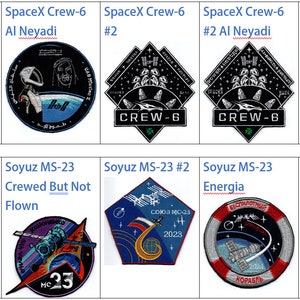 Könnte beinhalten: Eine Sammlung von zehn gestickten Patches, die jeweils eine andere Mission oder ein anderes Ereignis im Zusammenhang mit Raumfahrt darstellen. Die Patches zeigen verschiedene Designs, darunter eine Rakete, ein Raumschiff, einen Planeten und eine Astronautencrew. Die Patches sind alle rund oder rautenförmig und haben ein blaues, weißes und rotes Farbschema.
