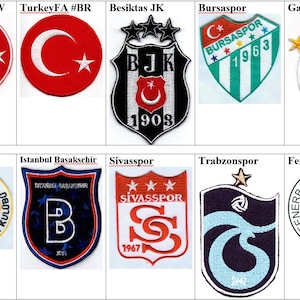 Puede incluir: Una colección de diez parches deportivos bordados que presentan varios emblemas de clubes de fútbol turcos y la bandera nacional. Los diseños incluyen parches circulares, en forma de escudo y de blasón con hilos rojos, blancos, negros, verdes, azules y amarillos.