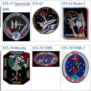 Puede incluir: Una colección de nueve parches bordados que representan misiones del transbordador espacial de la NASA. Los parches son de forma circular y rectangular y presentan varios diseños, incluyendo el transbordador espacial, la Tierra y astronautas. Los parches son de varios colores, incluyendo rojo, blanco, azul y negro.