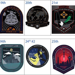 Może przedstawiać: Kolekcja naszywek misji Rocket Lab i Blacksky. Każda naszywka ma unikalne wzory, w tym rakiety, statki kosmiczne i tekst. Kolory obejmują czerwony, niebieski, zielony i czarny. Niektóre naszywki mają tekst, np. "Another One Lives The Crust" i "Love at First Insight".