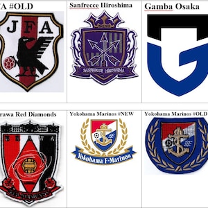 Puede incluir: Colección de parches bordados con logotipos de equipos de fútbol japoneses. Incluye el logotipo de la Asociación Japonesa de Fútbol (JFA), además de emblemas de Sanfrecce Hiroshima, Gamba Osaka, Kashima Antlers, Kawasaki Frontale, Urawa Red Diamonds y Yokohama F-Marinos.