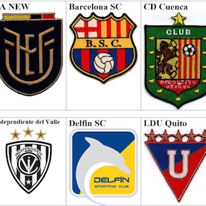 Puede incluir: Un collage de nueve parches bordados con los logotipos de diferentes equipos de fútbol. Los parches están dispuestos en una cuadrícula de tres filas y tres columnas. Los parches son todos de diferentes colores y diseños, y presentan los nombres de los equipos, como "Barcelona SC" y "LDU Quito".