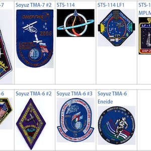 Könnte beinhalten: Eine Collage aus neun gestickten Patches, die jeweils eine andere Weltraummission repräsentieren. Die Patches zeigen verschiedene Designs, darunter Raketen, Raumschiffe, Astronauten und die Erde. Die Patches sind alle in verschiedenen Farben und Stilen gehalten und von einem weißen Rand umgeben.