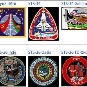 Peut inclure: Collection d'écussons brodés de missions spatiales, dont Soyuz TM-5, Soyuz TM-6, STS-34, STS-34 Galileo, SSBUV, STS-26, STS-26 ircfe, STS-26 Oasis et STS-26 TDRS-C. Chaque écusson présente des motifs et du texte uniques.