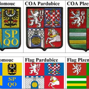 Puede incluir: Una colección de parches y banderas bordadas con escudos de armas y banderas. Los parches muestran diseños intrincados con símbolos heráldicos, incluyendo águilas y leones. Las banderas son rectangulares con varias combinaciones de colores.