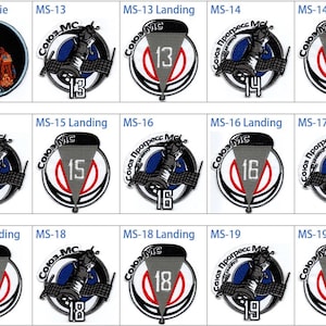 Peut inclure: Une collection de neuf patchs brodés représentant le vaisseau spatial Soyouz et le numéro de mission. Les patchs sont circulaires et présentent un fond blanc avec des accents noirs et rouges. Les numéros de mission sont affichés en blanc sur un fond gris. Les patchs sont disposés en trois rangées de trois.