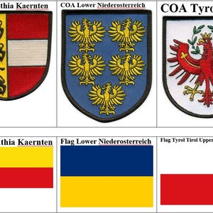 Op de afbeelding: Een verzameling Oostenrijkse wapens en vlaggen. De bovenste rij toont schildvormige emblemen met gedetailleerde ontwerpen, waaronder adelaars en andere heraldische symbolen. De onderste rij toont de bijbehorende vlaggen, elk met verschillende kleurenschema's.