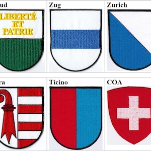 Puede incluir: Una colección de parches bordados que representan los escudos de armas de varios cantones suizos. Cada parche muestra un diseño único con colores vibrantes y símbolos, incluyendo estrellas, rayas y cruces. Los parches están dispuestos en una cuadrícula.