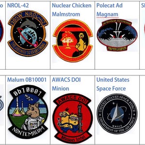 Könnte beinhalten: Eine Collage aus zehn gestickten Patches mit verschiedenen Weltraummotiven. Die Patches sind rund und rechteckig und in verschiedenen Farben gehalten, darunter Blau, Rot, Grün und Schwarz. Die Patches enthalten Text wie "NROL-42", "Malmstrom", "Magnam", "Falcon Landed", "Malum 0B10001", "AWACS DOI", "United States Space Force" und "SBIRS GEO-1".