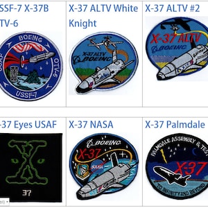 Puede incluir: Una colección de nueve parches bordados con el avión espacial X-37B. Los parches son de varios colores y diseños, incluyendo azul, rojo, blanco y negro. Algunos parches presentan el texto "X-37 ALTV", "OTV-5", "USSF-7", "Boeing" y "NASA".