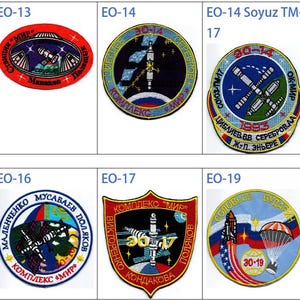 以下が含まれることがあります： 宇宙をテーマにした刺繍パッチのコレクション。パッチには宇宙船、衛星、テキストの画像が表示され、日本とソビエト連邦の国旗が含まれています。パッチはさまざまな形と色をしています。