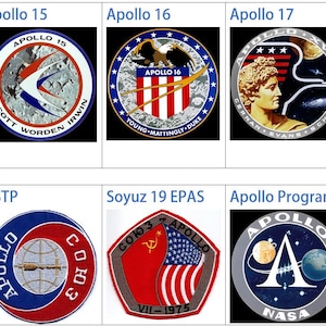 Może przedstawiać: Kolekcja dziewięciu okrągłych naszywek przedstawiających program kosmiczny Apollo. Każda naszywka ma unikalny wzór, w tym obrazy księżyca, astronautów i amerykańskiej flagi. Naszywki są w różnych kolorach, w tym niebieskim, czerwonym i złotym.